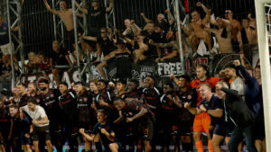 FC Midtjylland-spillerne jubler med sine fans.