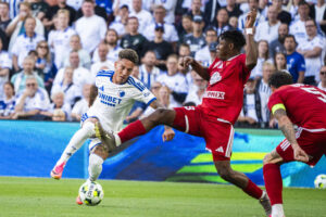 FCK-stjernen Robert i en dribleaktion i kampen mellem FCK og Debrecen