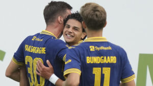 Marcus Younis fejrer sin første scoring i Brøndby.