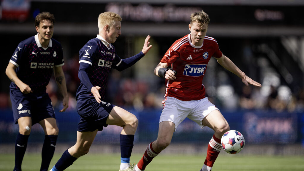 Alexander Simmelhack i kamp for Silkeborg.