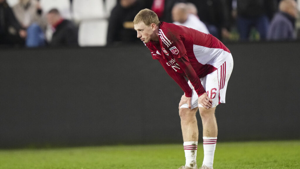 Tobias Bach har armene på knæene.