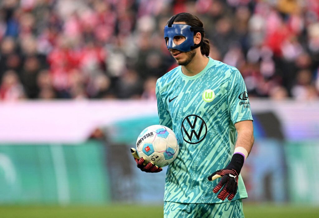 Kamil Grabara holder bolden i hånden mod Bayern Munchen