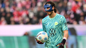 Kamil Grabara i kamp for Wolfsburg.