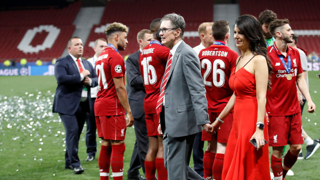 Liverpool ejer John W. Henry med hans kone Linda Pizzuti efter foran Oxlade-Chamberlain ´´, Daniel Sturridge, Andrew Robertson, og Adam Lallana efter Champions leage fianlen i 2019