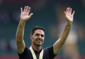 Mikel Arteta med hænderne i vejret.