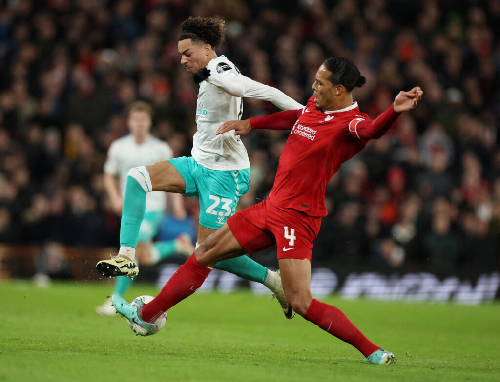 Samuel Edozie og Virgil van Dijk