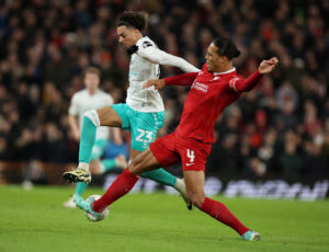 Samuel Edozie og Virgil van Dijk