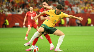 Australiens Alessandro Circati i duel mod Tyrkiets Orkun Kocku til VM 2026
