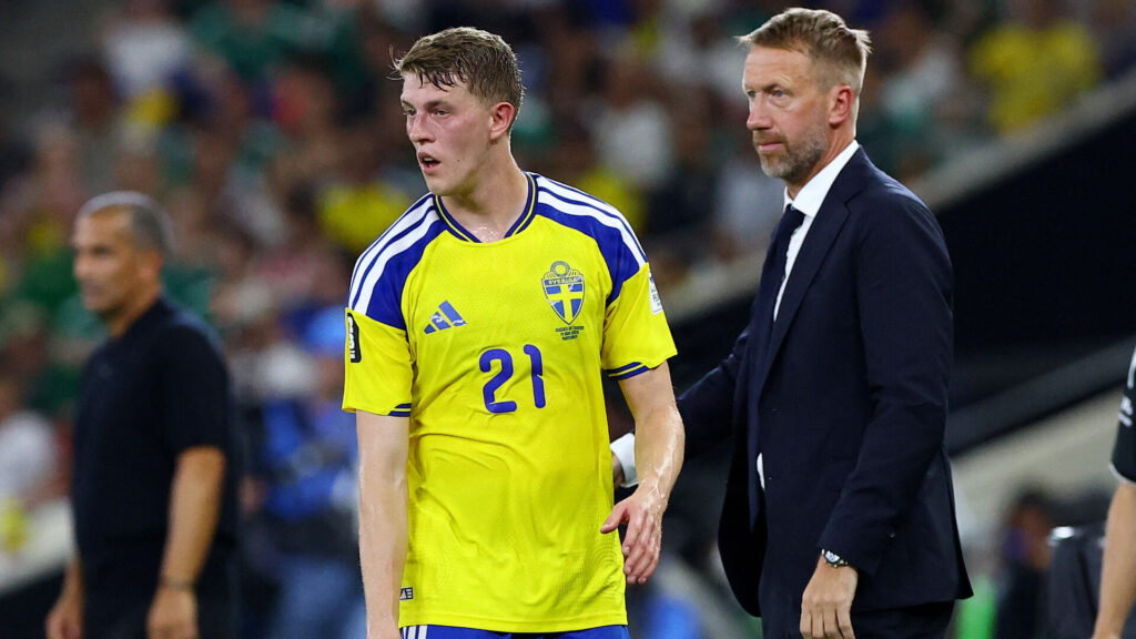 Alexander Bernhardsson taler med Graham Potter.