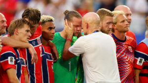 Norge-træner Ståle Solbakken trøster sit hold efter kvartfinale-exit mod England til VM 2026