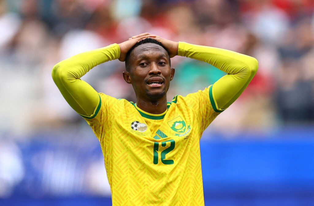 Thapelo Maseko tager sig til hovedet.