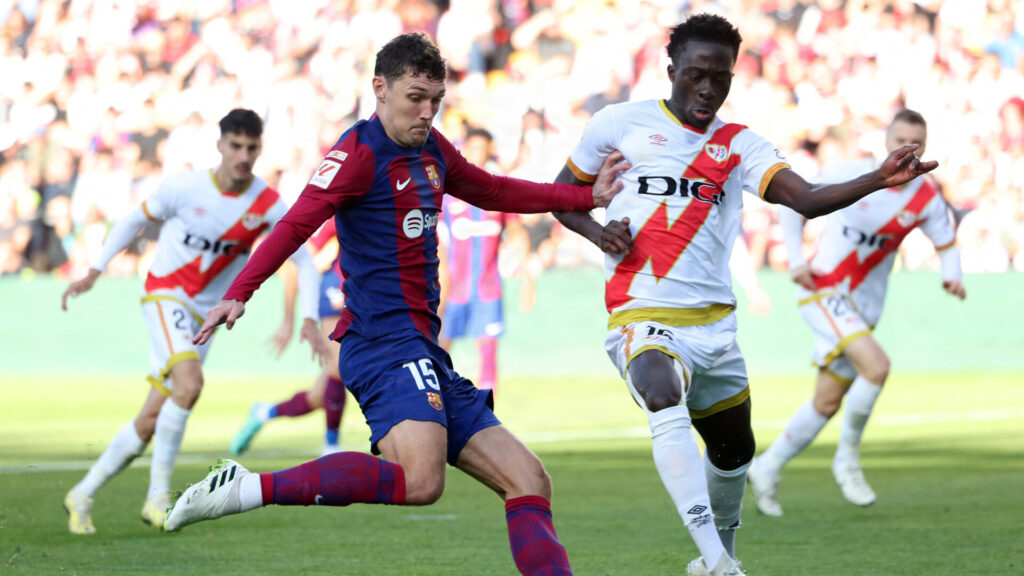 Andreas Christensen sparker til bolden. 
