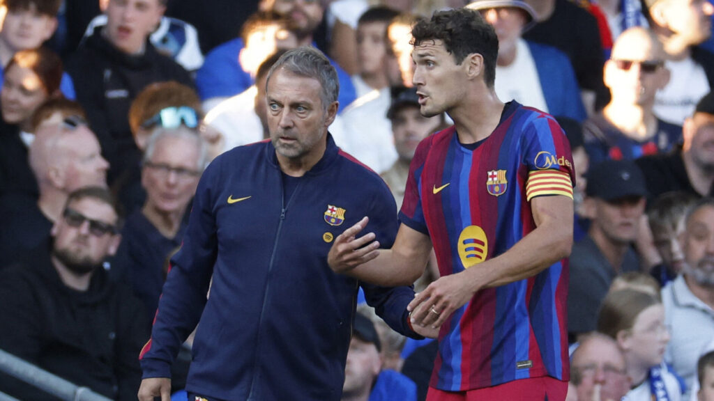 Hansi Flick i samtale med Andreas Christensen.