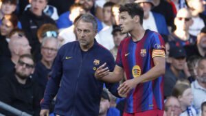 Hansi Flick i samtale med Andreas Christensen.