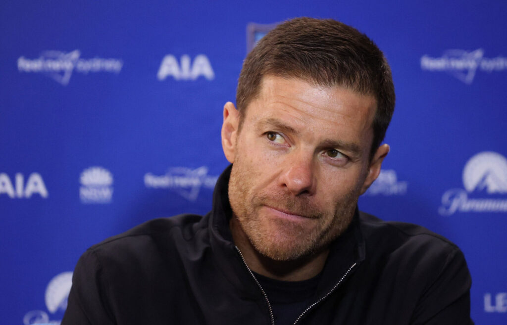 Xabi Alonso på pressemøde for Chelsea.