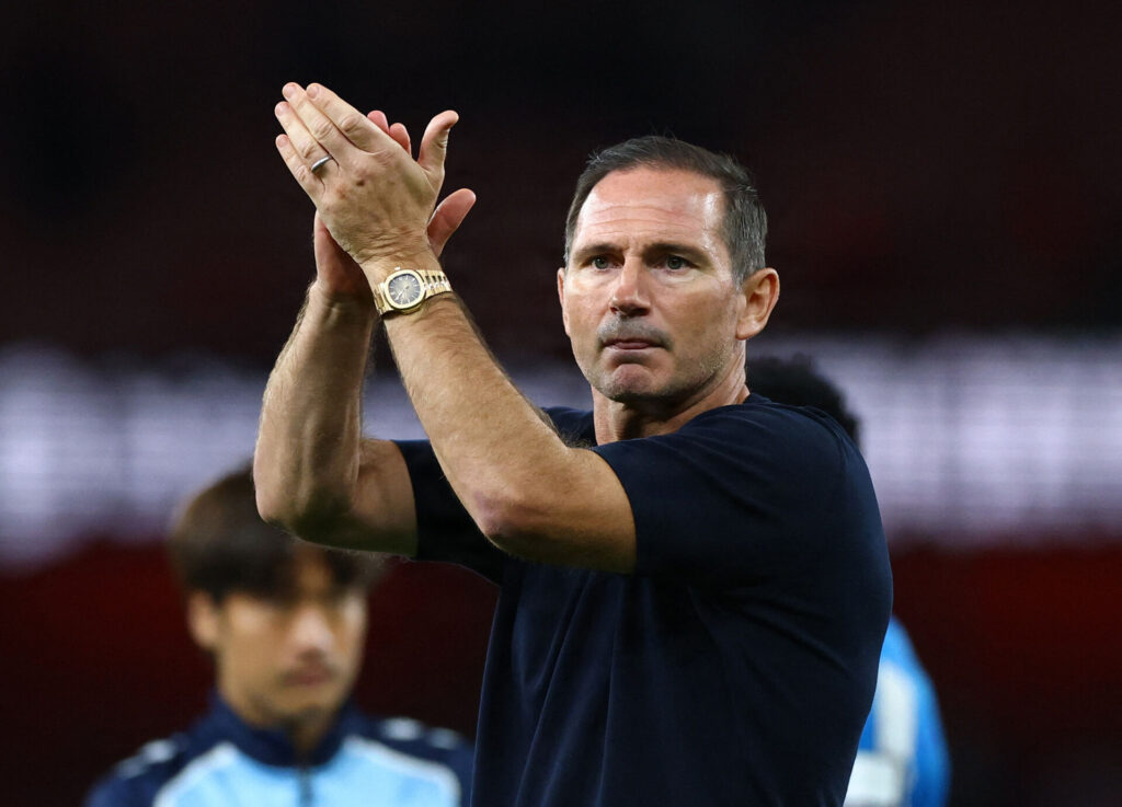 Frank Lampard klapper i hænderne.