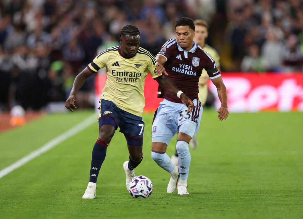 Bukayo Saka i aktion for Arsenal mod Aston Villa.