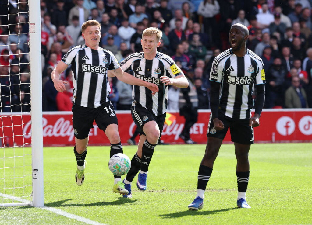 Lewis Hall fejrer et mål med Harvey Barnes og Yoane Wissa.