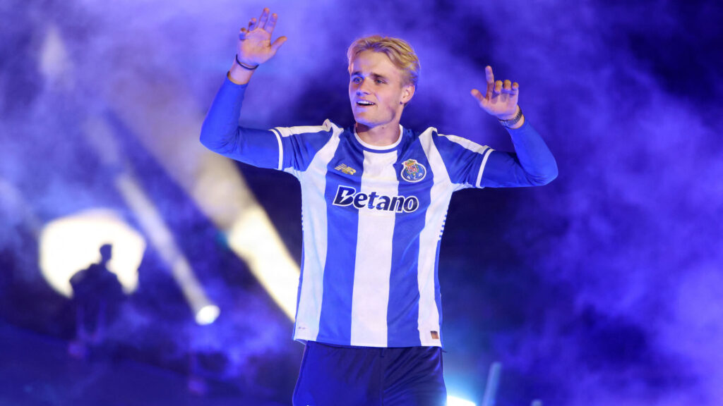 Victor Froholdt bliver hyldet af Porto-fans.