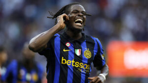 Inter's Yann Bisseck jubler sit mål imod Monza