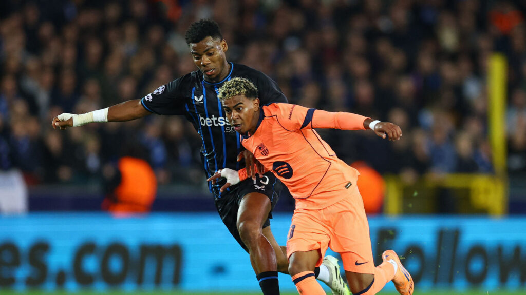 Club Brugges Raphael Onyedika i duel med Lamine Yamal