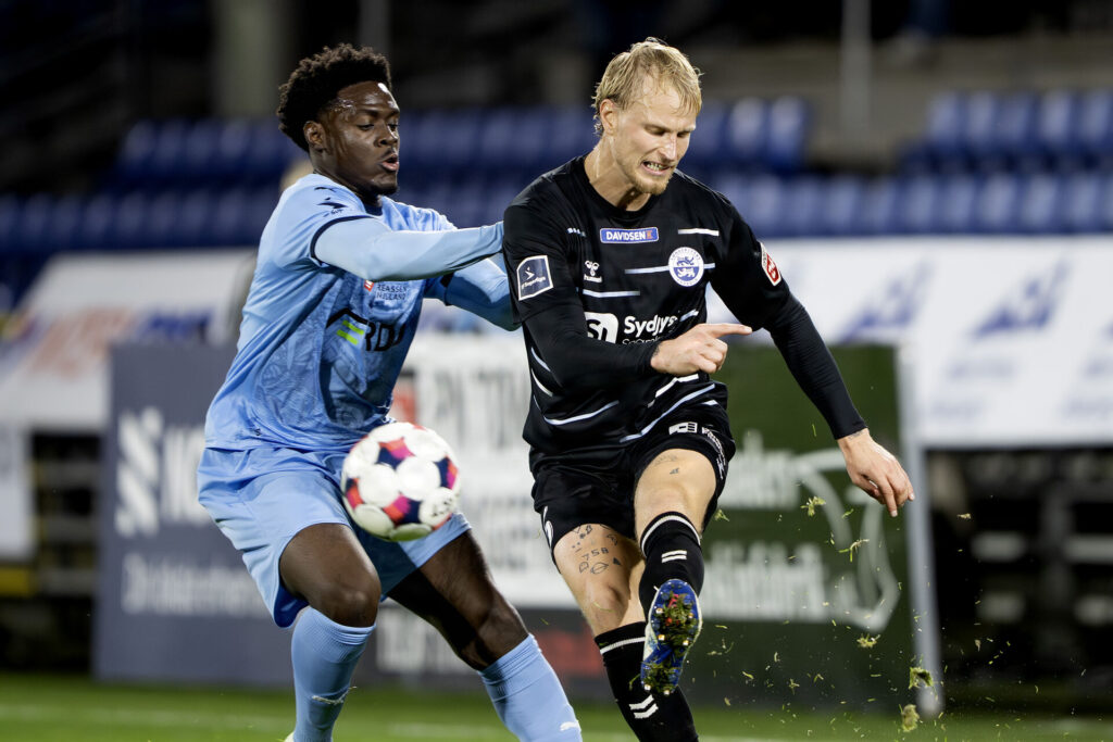 Magnus Jensen i kamp for Sønderjyske mod Randers FC.