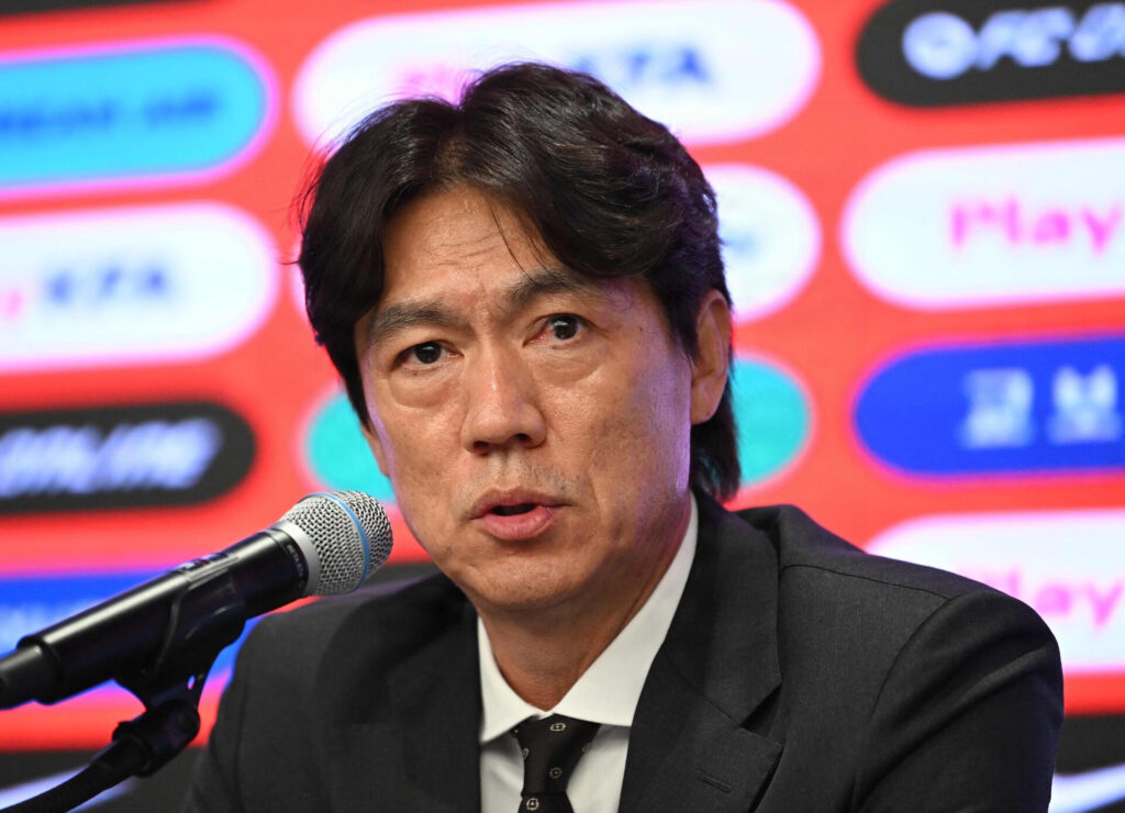 Hong Myung-bo på et pressemøde som sydkoreansk landstræner.