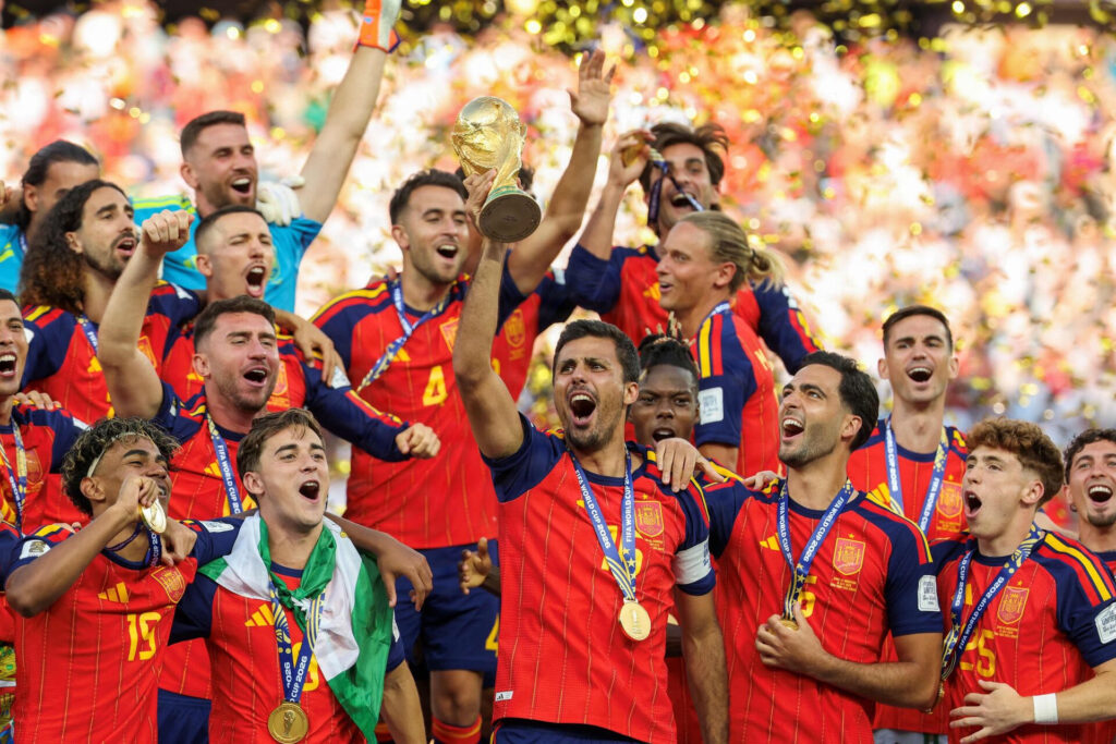 Spanien løfter VM-pokalen.
