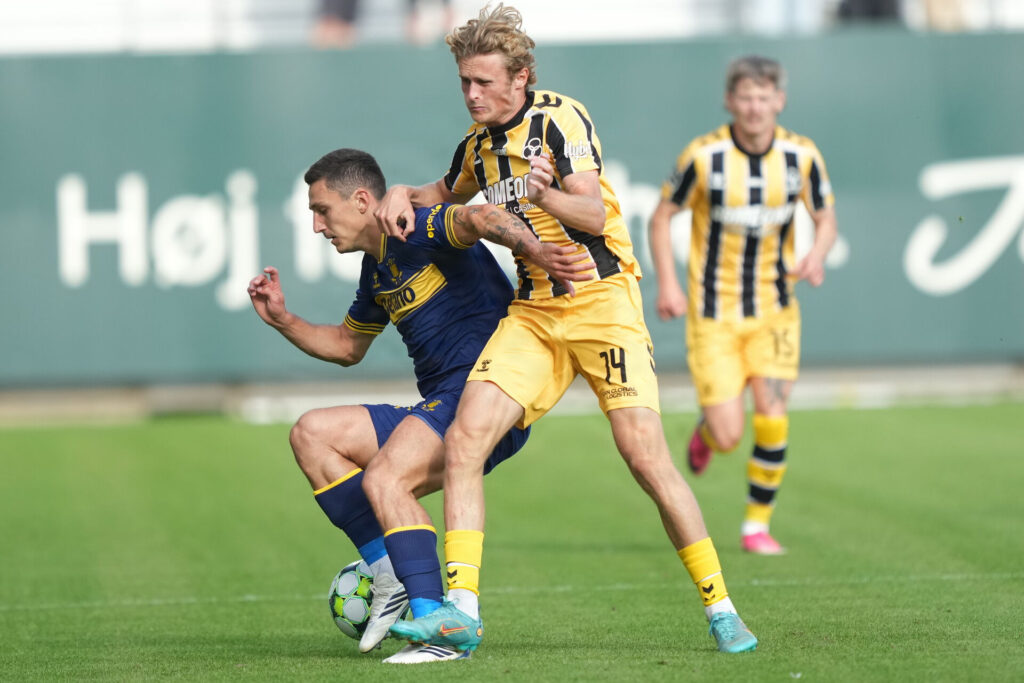 Julius Madsen og Slisz i en hård duel i kampen mellem Horsens og Brøndby