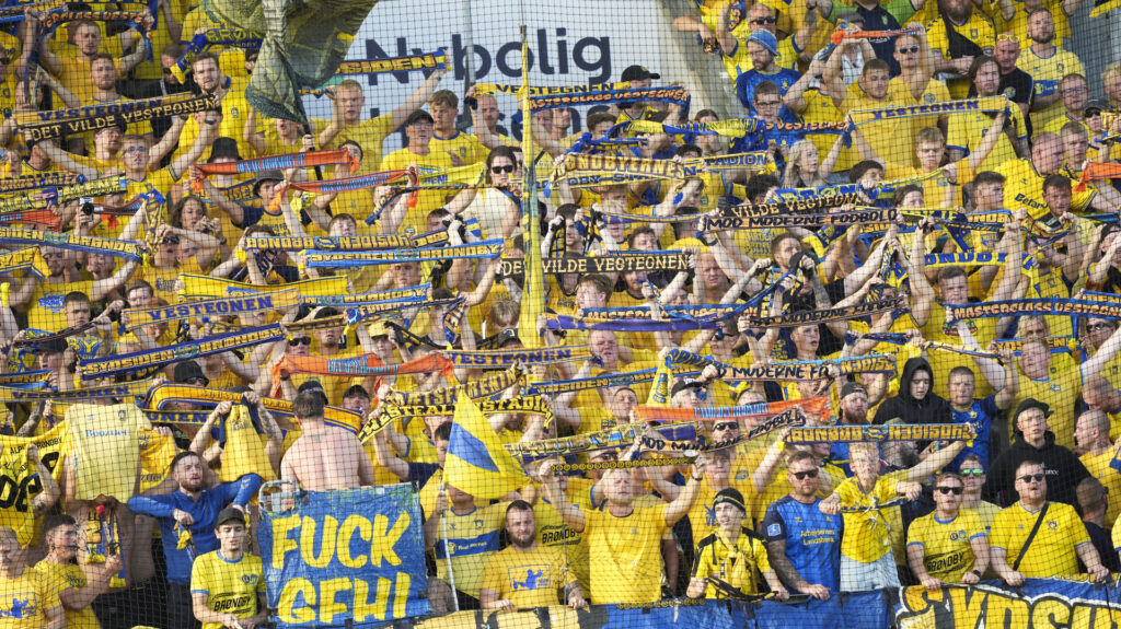 Brøndby IF-fansene viser deres halstørklæder.