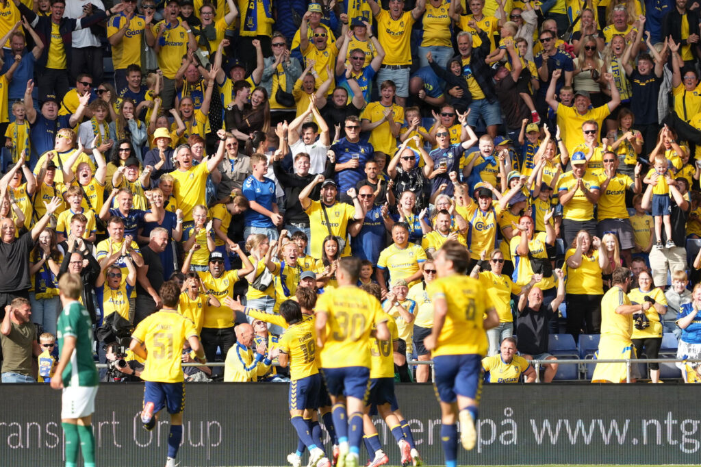 Olti Hyseni fejrer en scoring for Brøndby.