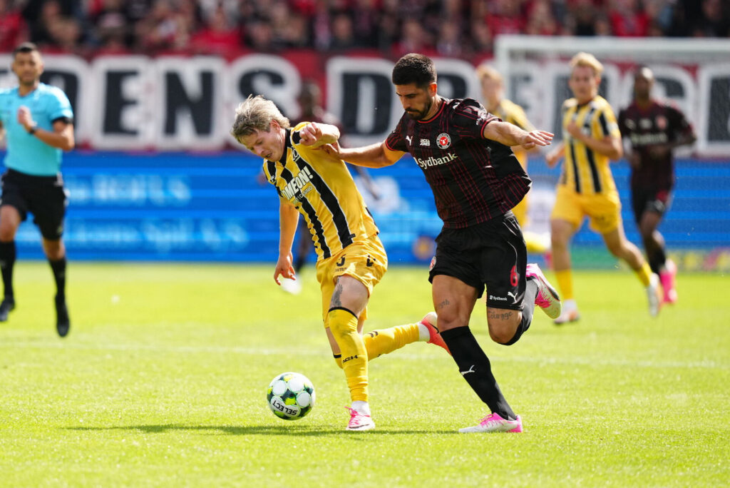 Adrian Justinussen i duel med Martin Erlic.