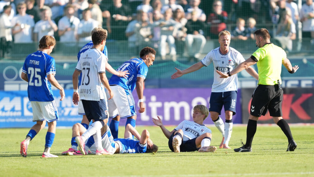 AGF- og Lyngby-spillere står samlet.