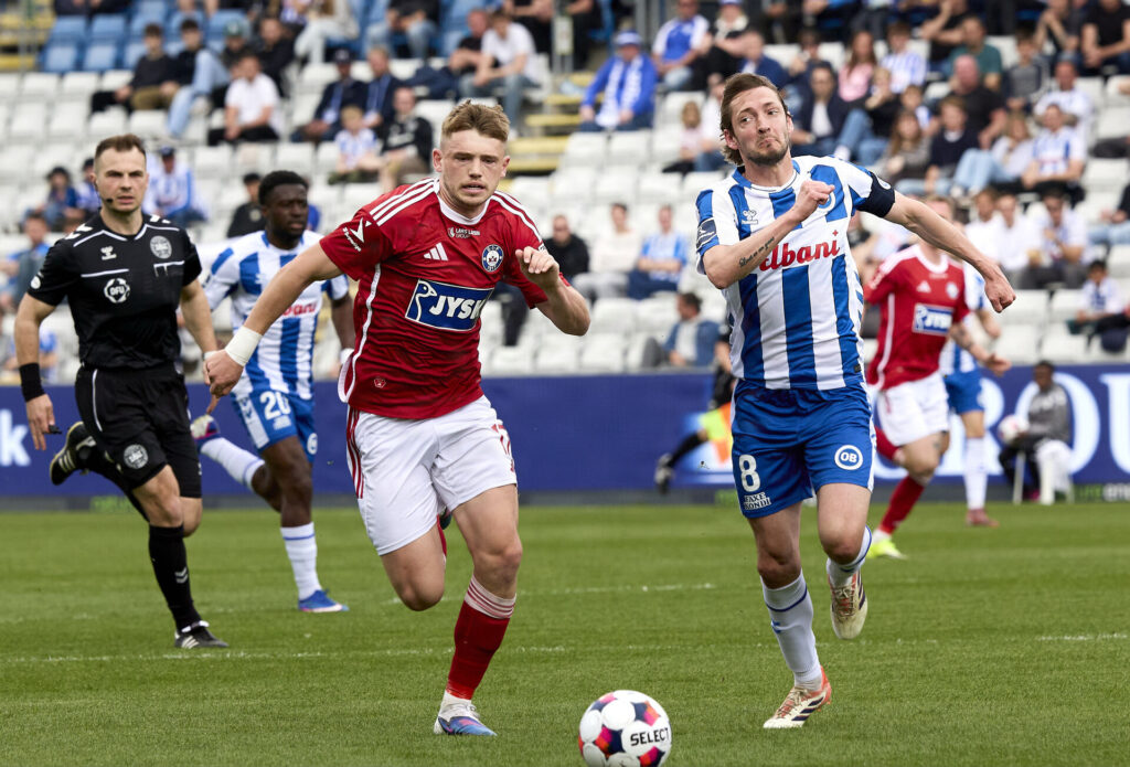 Callum McCowatt i duel med Rasmus Falk under opgøret mellem Silkeborg og OB den 3. maj 2026.