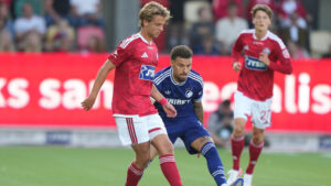 Jordan Larsson kigger på bolden.