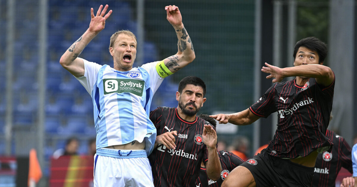 LIVE: Markant Superliga-handel er tæt på Superligakampen mellem Sønderjyske og FC Midtjylland på AL Sydbank Arena i Haderslev søndag den 26. juli 2026. Magnus Jensen i duel med midtjylland spillere. Foto: Søren Gylling/Ritzau Scanpix