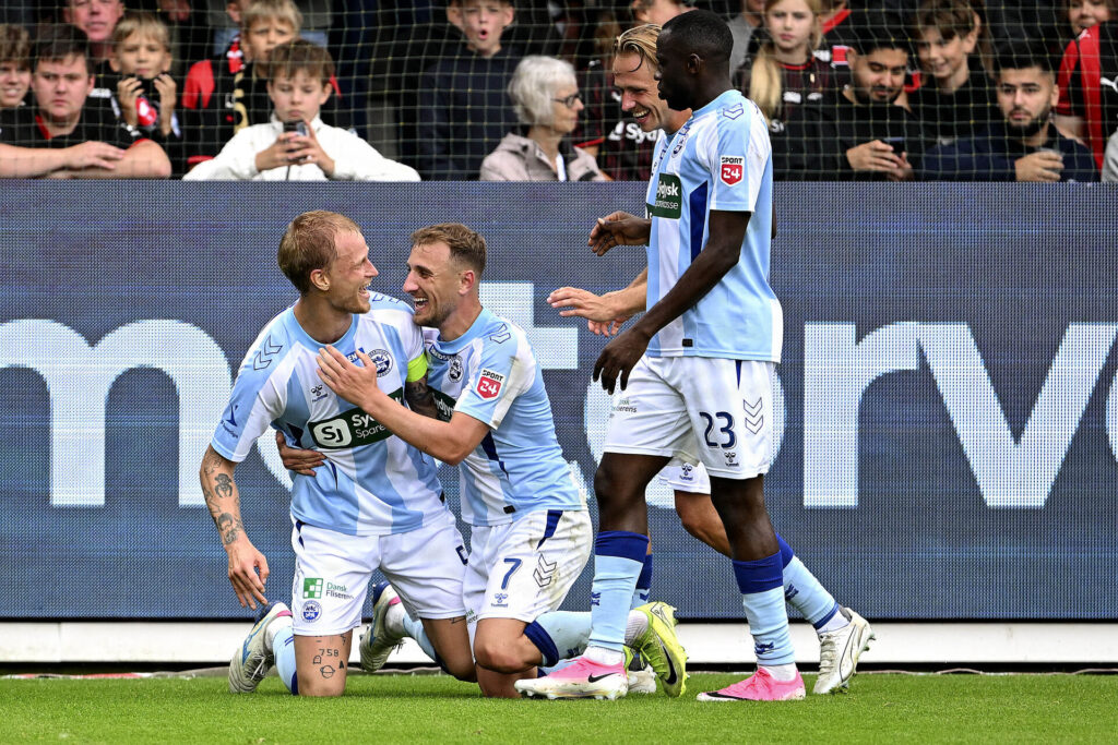 Magnus Jensen fejrer et mål for Sønderjyske.