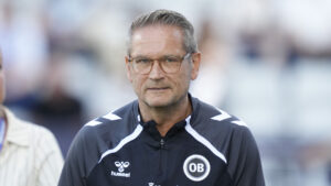 Thomas Thomasberg på sidelinjen for OB