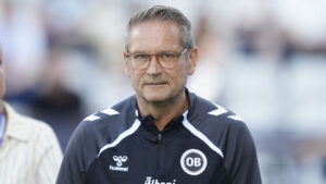 Thomas Thomasberg på sidelinjen til en OB-kamp.