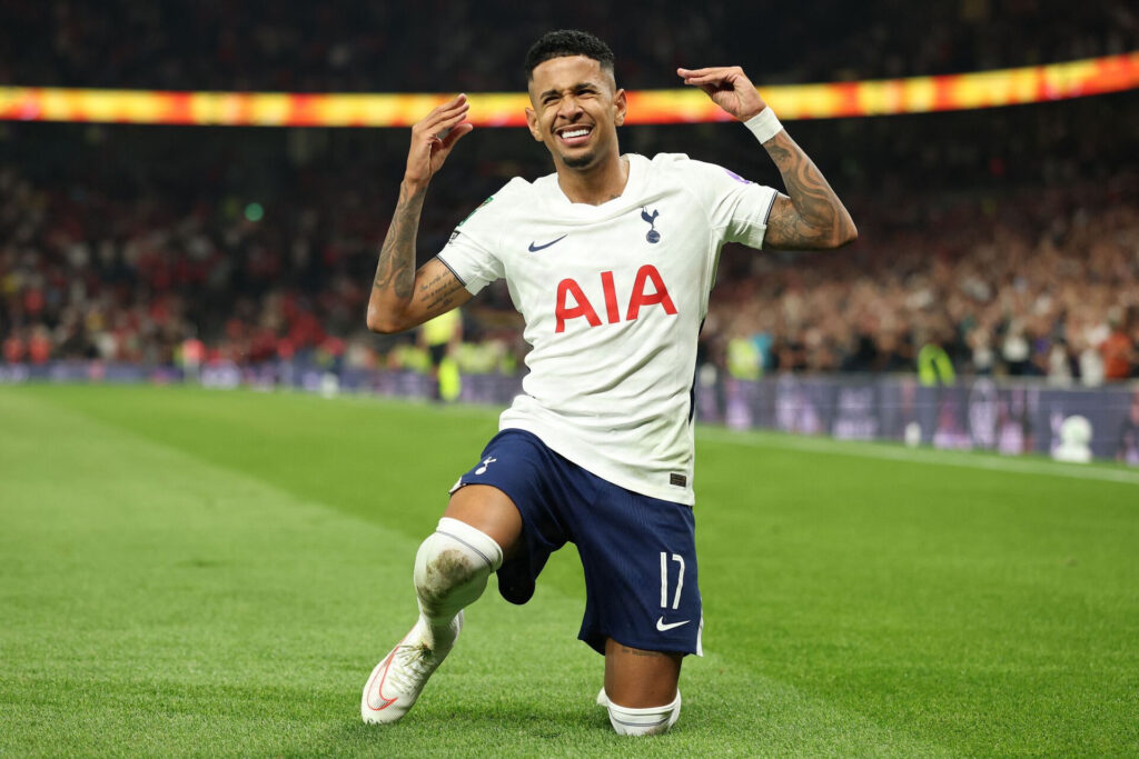 Savio fejrer et mål for Tottenham.