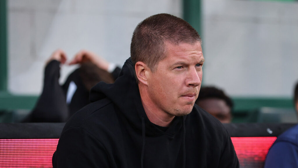MIke Tullberg på trænerbænken inden FCM's kamp mod Lyngby.