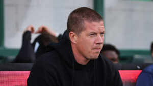 MIke Tullberg på trænerbænken inden FCM's kamp mod Lyngby.
