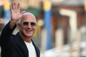 Jeff Bezos vinker.