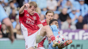 Valdemar Lund i kamp for Vejle.