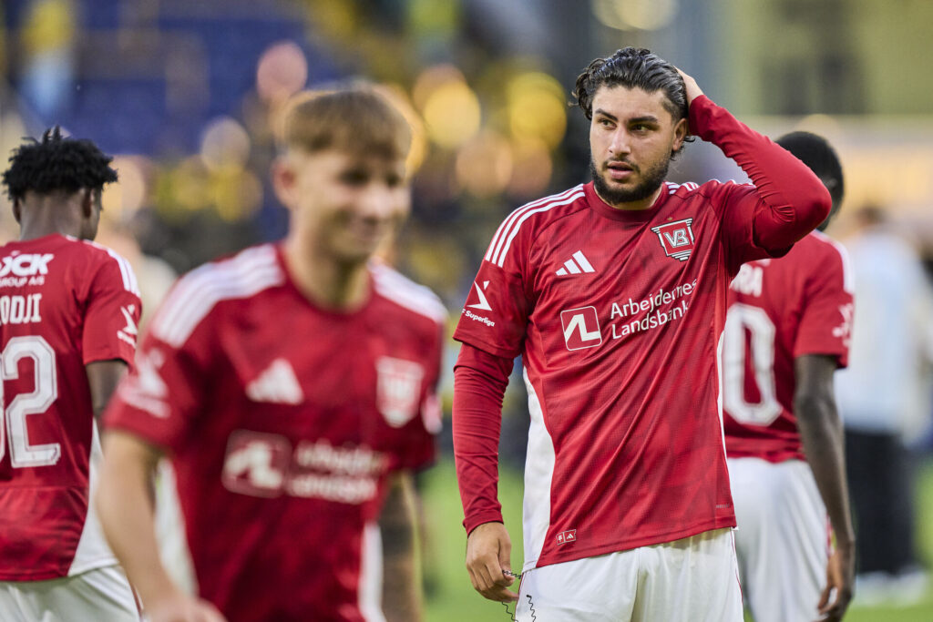 Wahid Faghir med en hånd i håret.