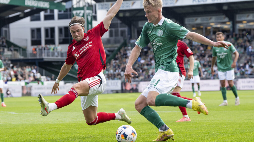 Damian van Bruggen kaster sig ned efter bolden.