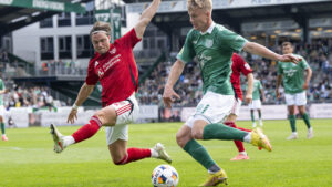 Damian van Bruggen kaster sig ned efter bolden.