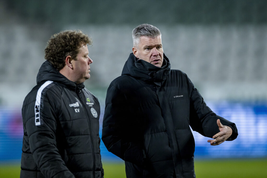 Mads Agesen snakker med målmandstræner.