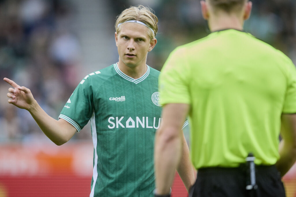 Thomas Jørgensen i snak mod dommeren under kampen mellm Viborg og OB