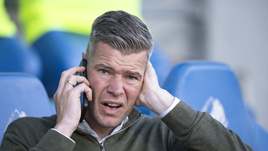 Mads Agesen taler i telefon.